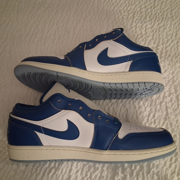 Nike Men\'s Blue and White Sneakers main image 5